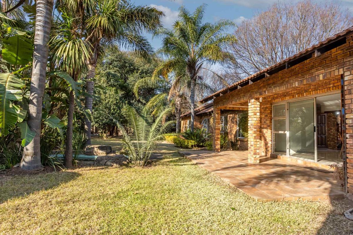 Charming 3-Bed Home with Pool & Solar Power - Photo 4