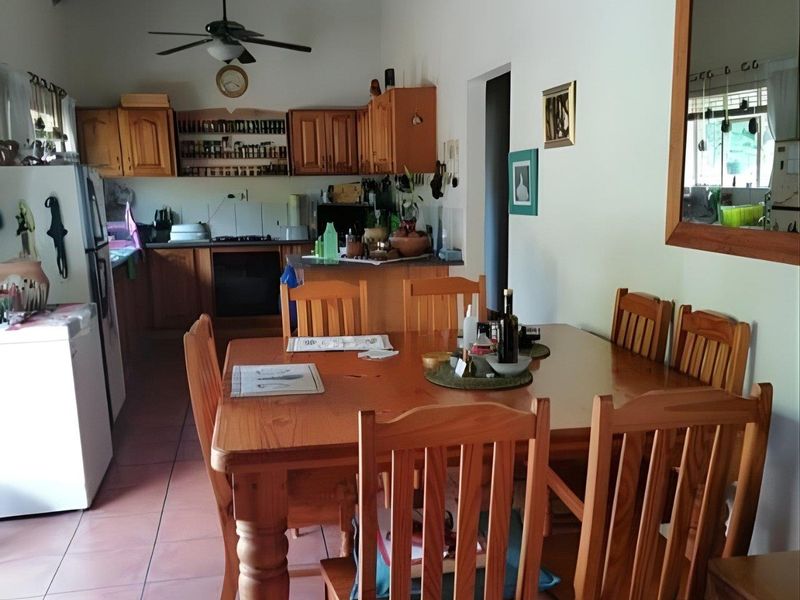 3 Bedroom Home to Rent – Centrally Located with Thatch Roof Charm - Photo 2