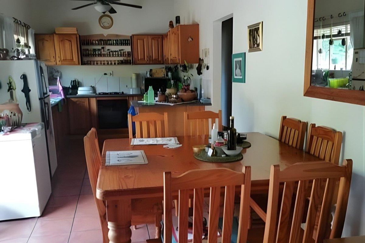 3 Bedroom Home to Rent – Centrally Located with Thatch Roof Charm - Photo 2