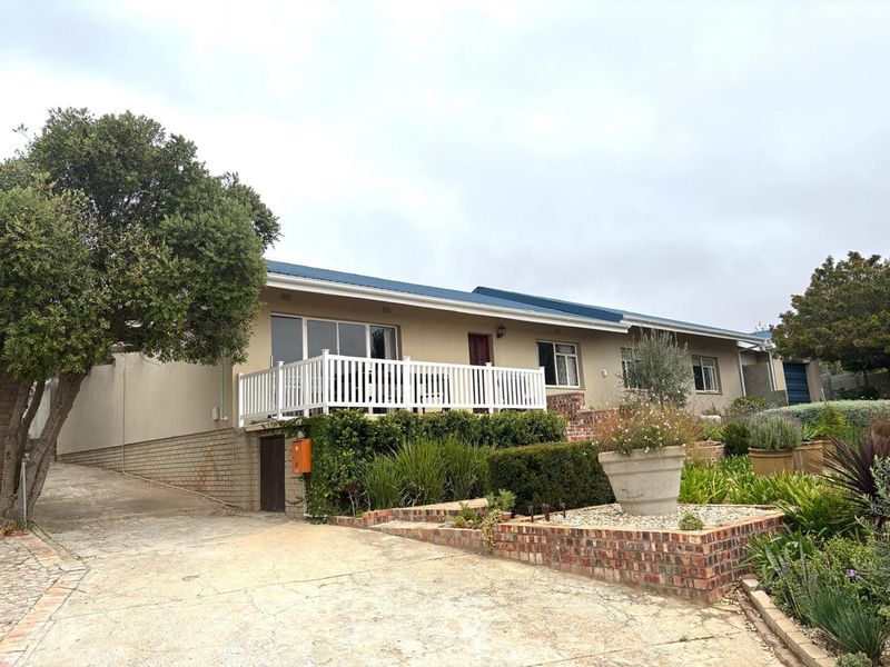 Location, Views, Space, and a Beautifully Updated Interior — Exceptional Value in Upper Darling - Photo 3