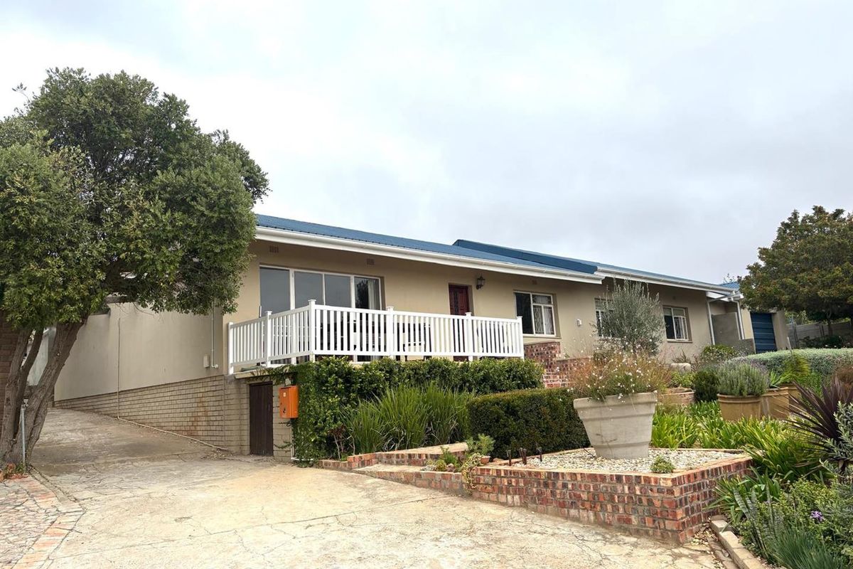 Location, Views, Space, and a Beautifully Updated Interior — Exceptional Value in Upper Darling - Photo 3