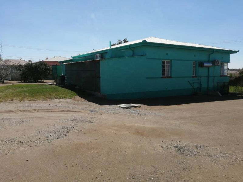 GORGEOUS FAMILY HOME WITH FLATLET FOR SALE IN KEETMANSHOOP - NAMIBIA - Photo 6