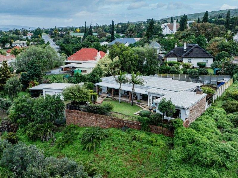 Immaculate family home in best position with views - Photo 1