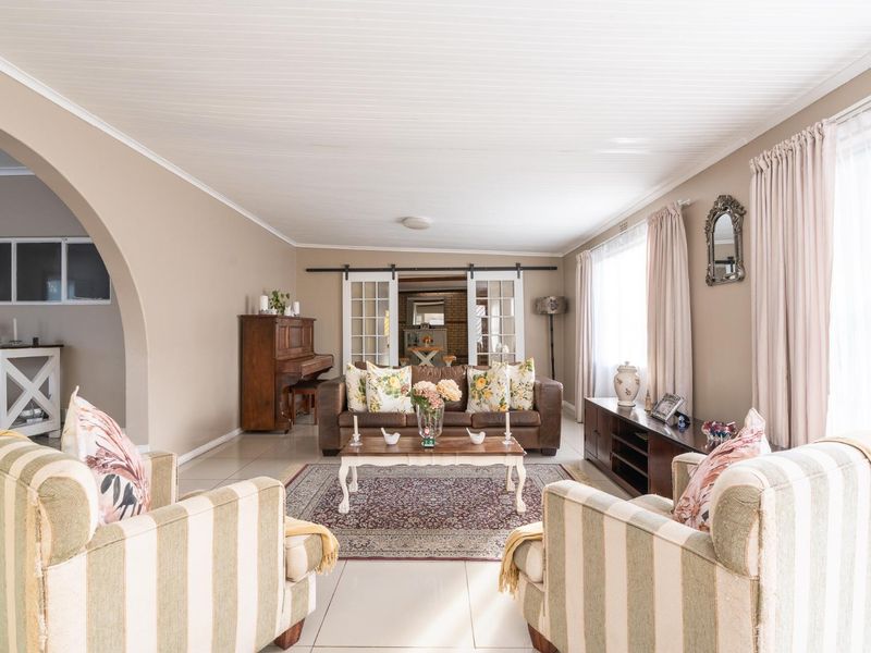 FREE STANDING FAMILY HOME - 3 BEDROOMS - 2.5 BATHROOMS - Photo 2