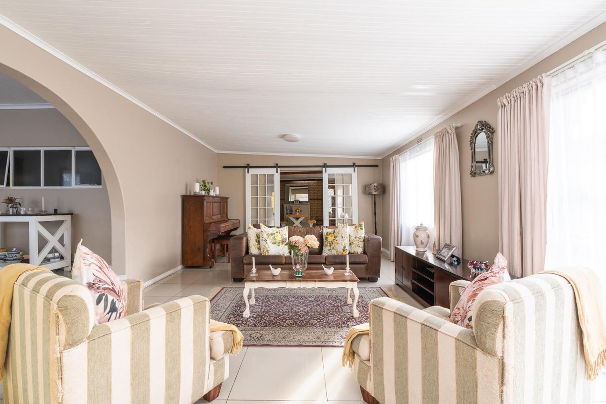 FREE STANDING FAMILY HOME - 3 BEDROOMS - 2.5 BATHROOMS - Photo 2