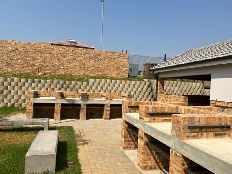 Fourways -Modern Apartment Eagles@Riverside - R 570 000! - Photo 2