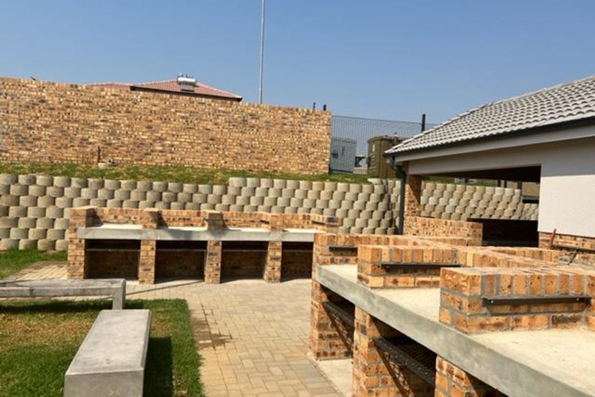 Fourways -Modern Apartment Eagles@Riverside - R 570 000! - Photo 2
