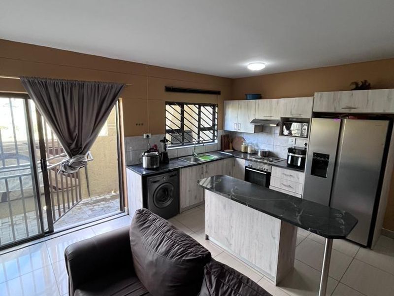 3 Bedroom Townhouse For Sale – Hillary Court, Otjomuise - Photo 2