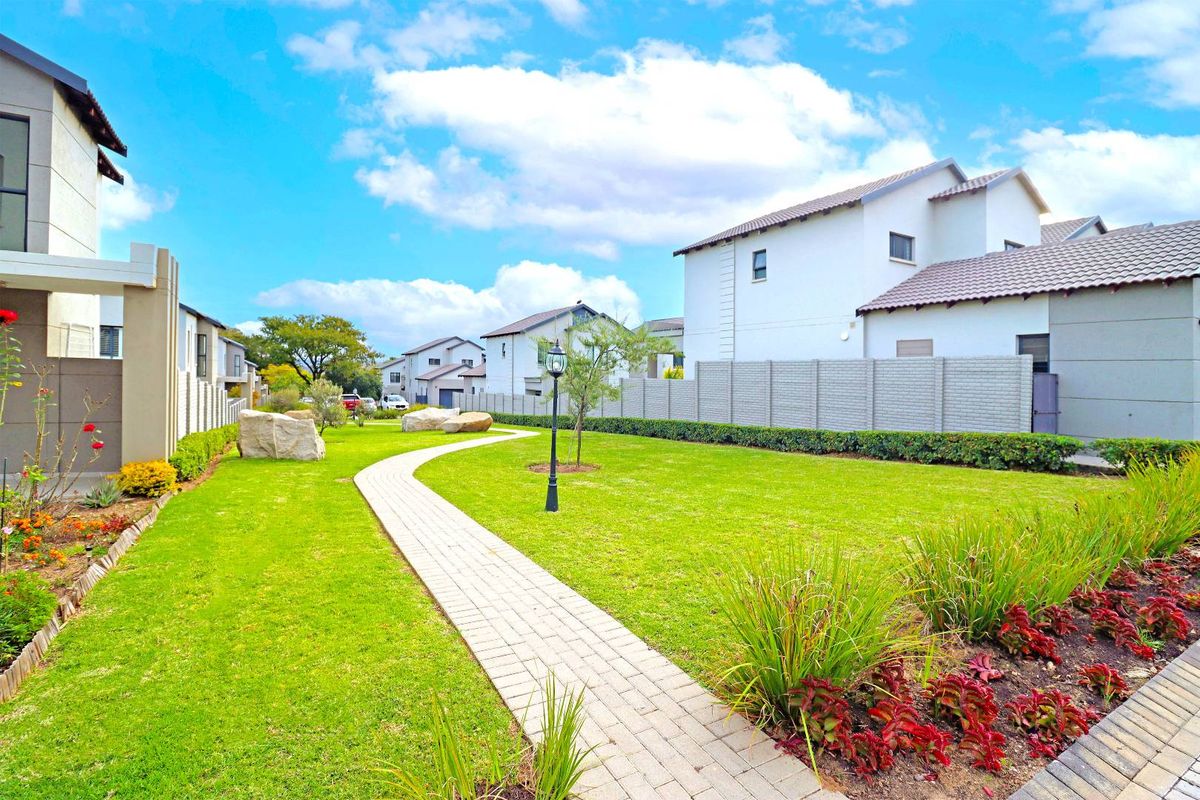 Beautifully Upgraded 3-Bedroom Home in Springwood Estate - Photo 2