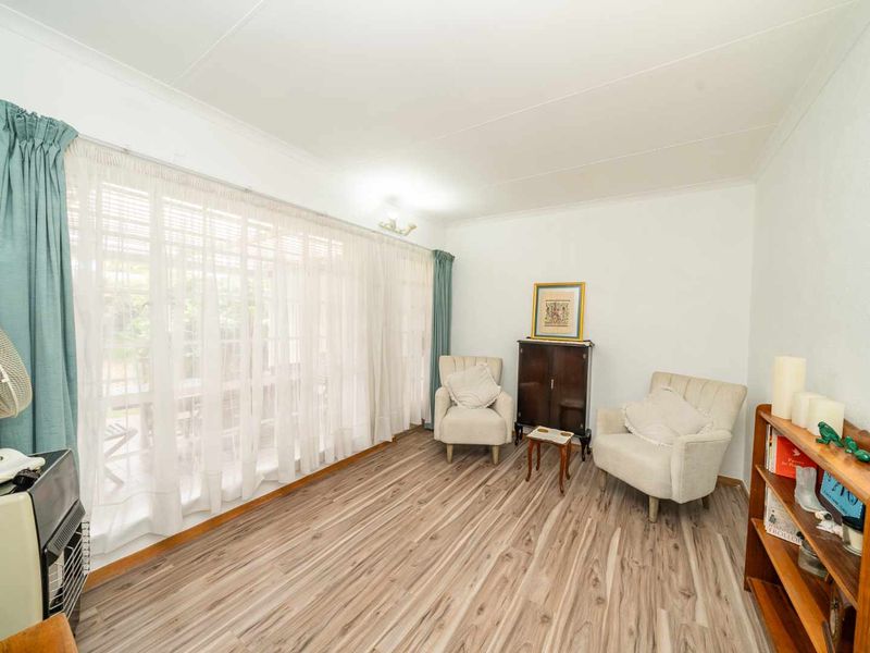 Private Family Living in Secure Brentwood Park Enclosure - Photo 9