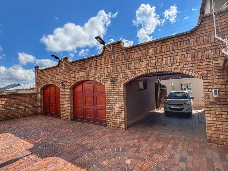 Luxury Living: Five-Bedroom Haven with Pool & Wine Cellar! - Photo 2