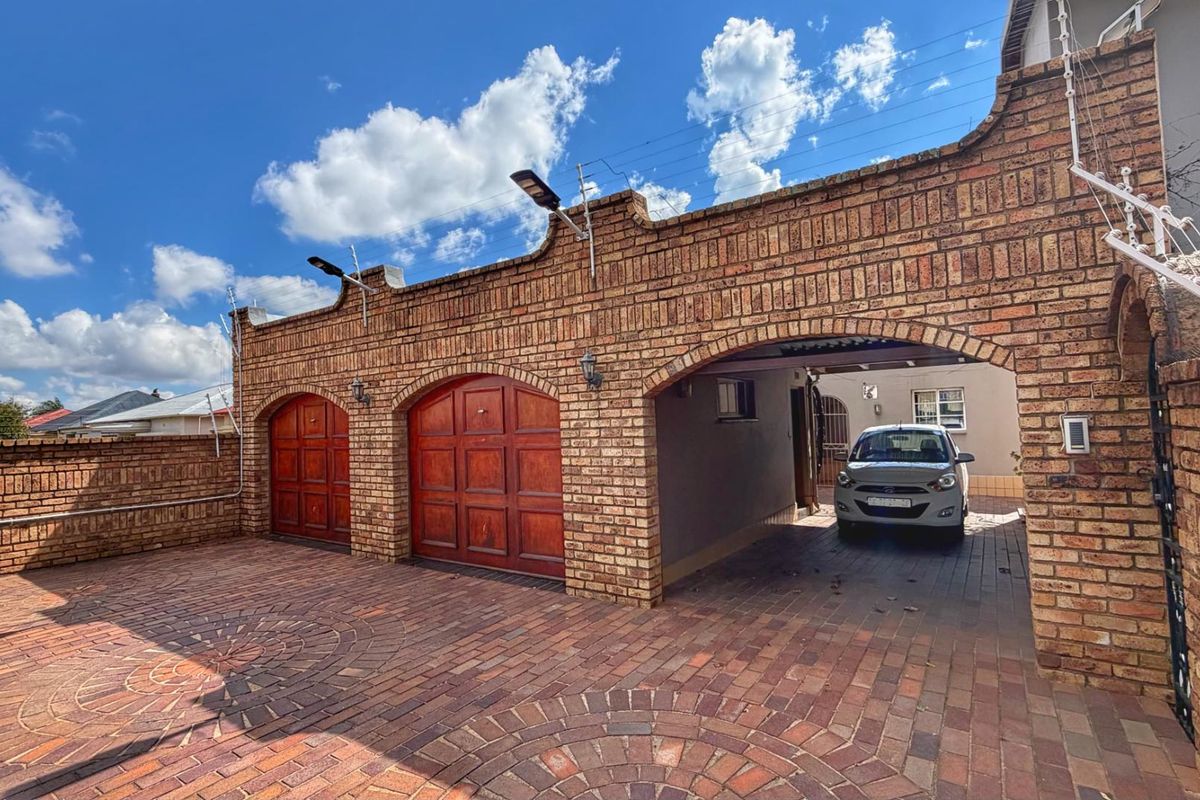 Luxury Living: Five-Bedroom Haven with Pool & Wine Cellar! - Photo 2