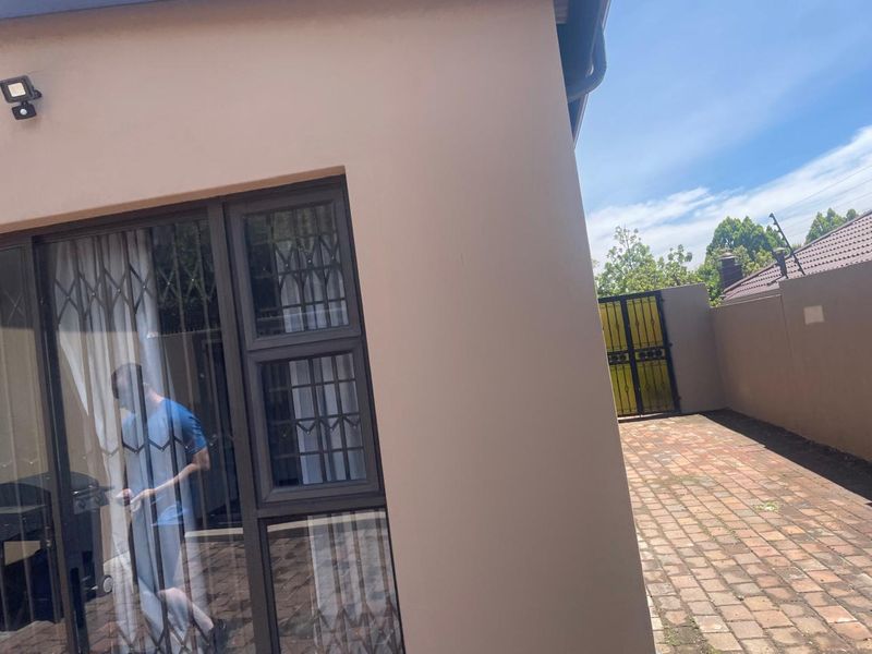 Modern double-storey home in Randpark Ridge featuring an indoor pool, 3 en-suites, wine cellar, double garage, plus a separate 2-bed cottage with its own garage - Photo 3