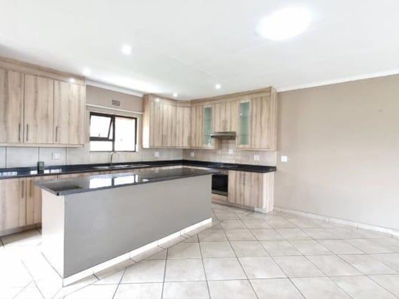 Pet-Friendly Townhouse in Sought-After Kookrus - Photo 3