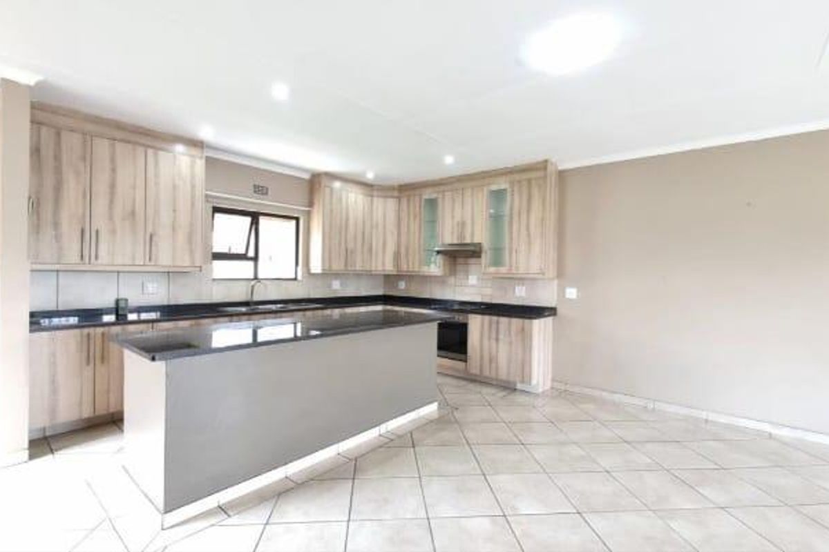 Pet-Friendly Townhouse in Sought-After Kookrus - Photo 3