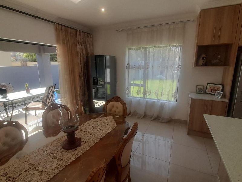 Elegant Home in Sought-After Melodie Estate. - Photo 4