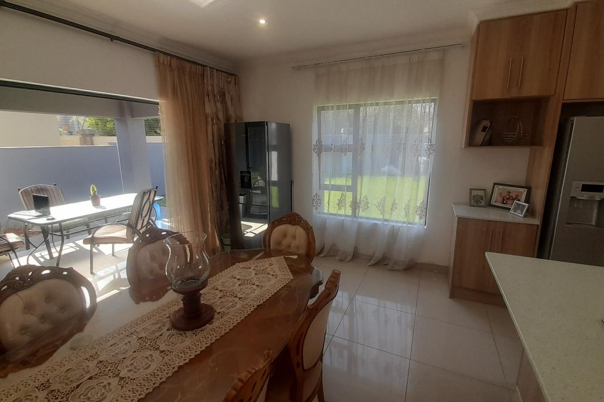 Elegant Home in Sought-After Melodie Estate. - Photo 4