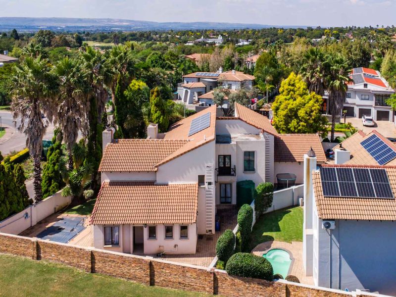 Spacious 4-Bedroom Family Home with Pool & Solar - Photo 2