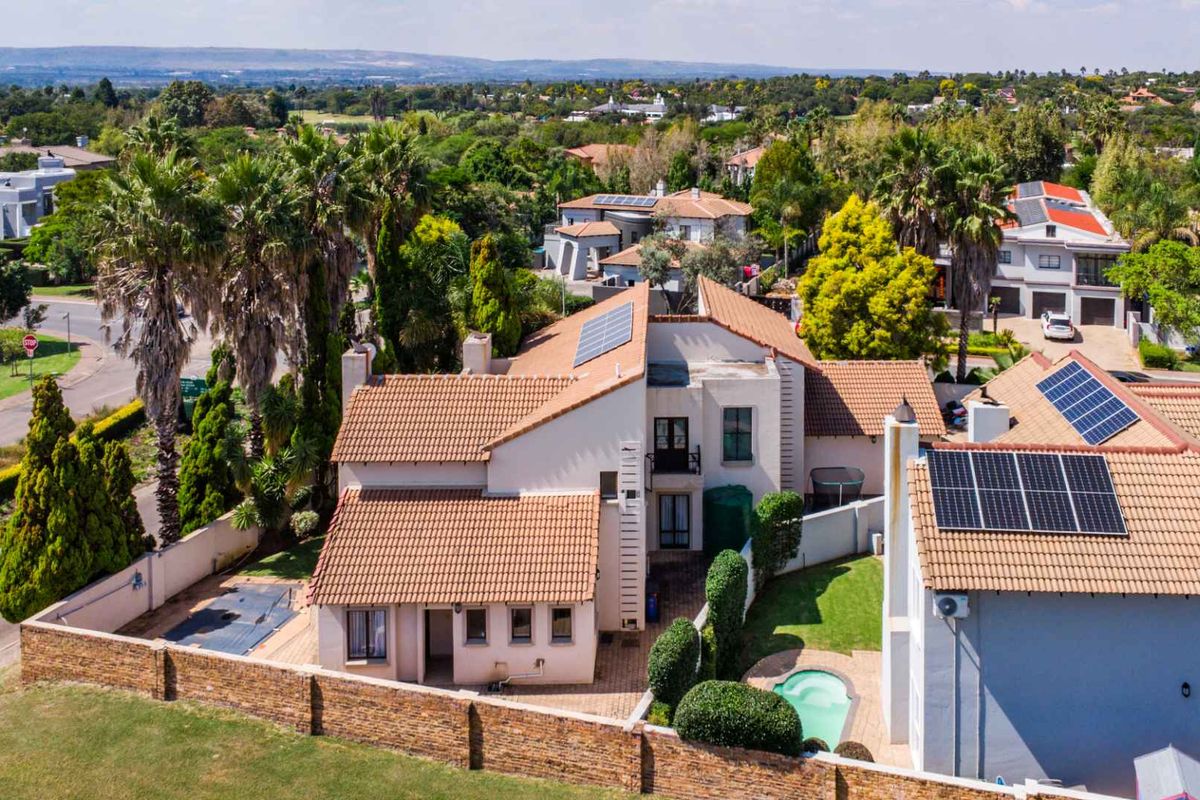 Spacious 4-Bedroom Family Home with Pool & Solar - Photo 2