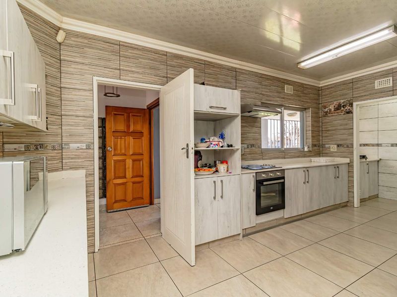 Gorgeous 5 Bedroom home - Photo 8
