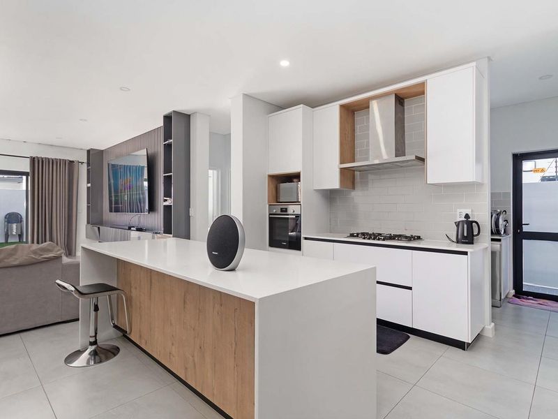 Modern Family Living in the Heart of Sought-After Sandown / Exclusive Mandate - Photo 4