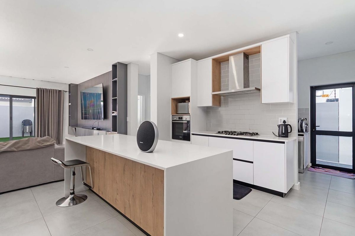Modern Family Living in the Heart of Sought-After Sandown / Exclusive Mandate - Photo 4