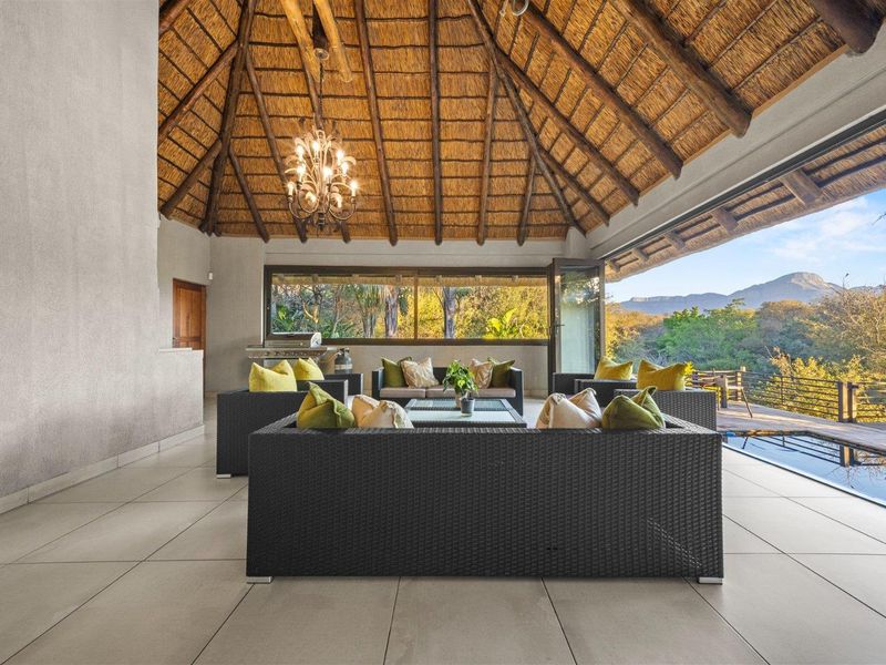 Stylish 5-Bedroom Home with Mountain Views - Photo 5