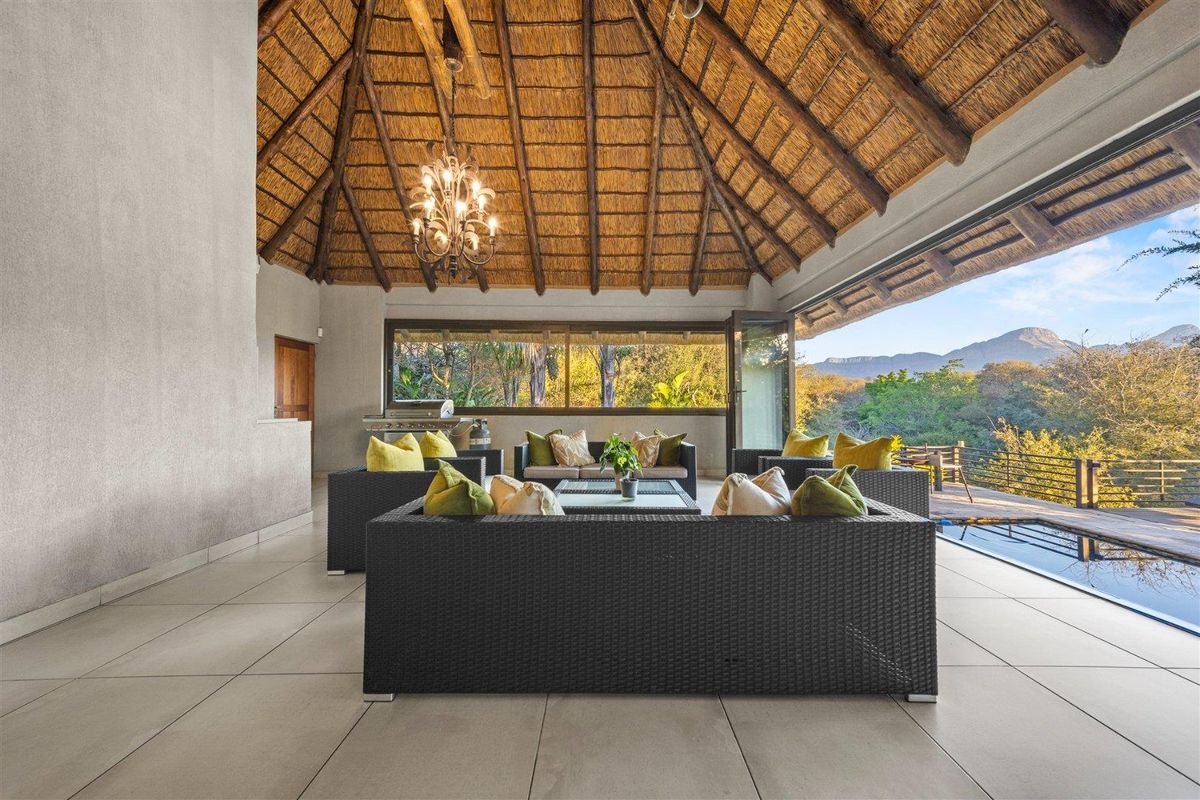 Stylish 5-Bedroom Home with Mountain Views - Photo 5