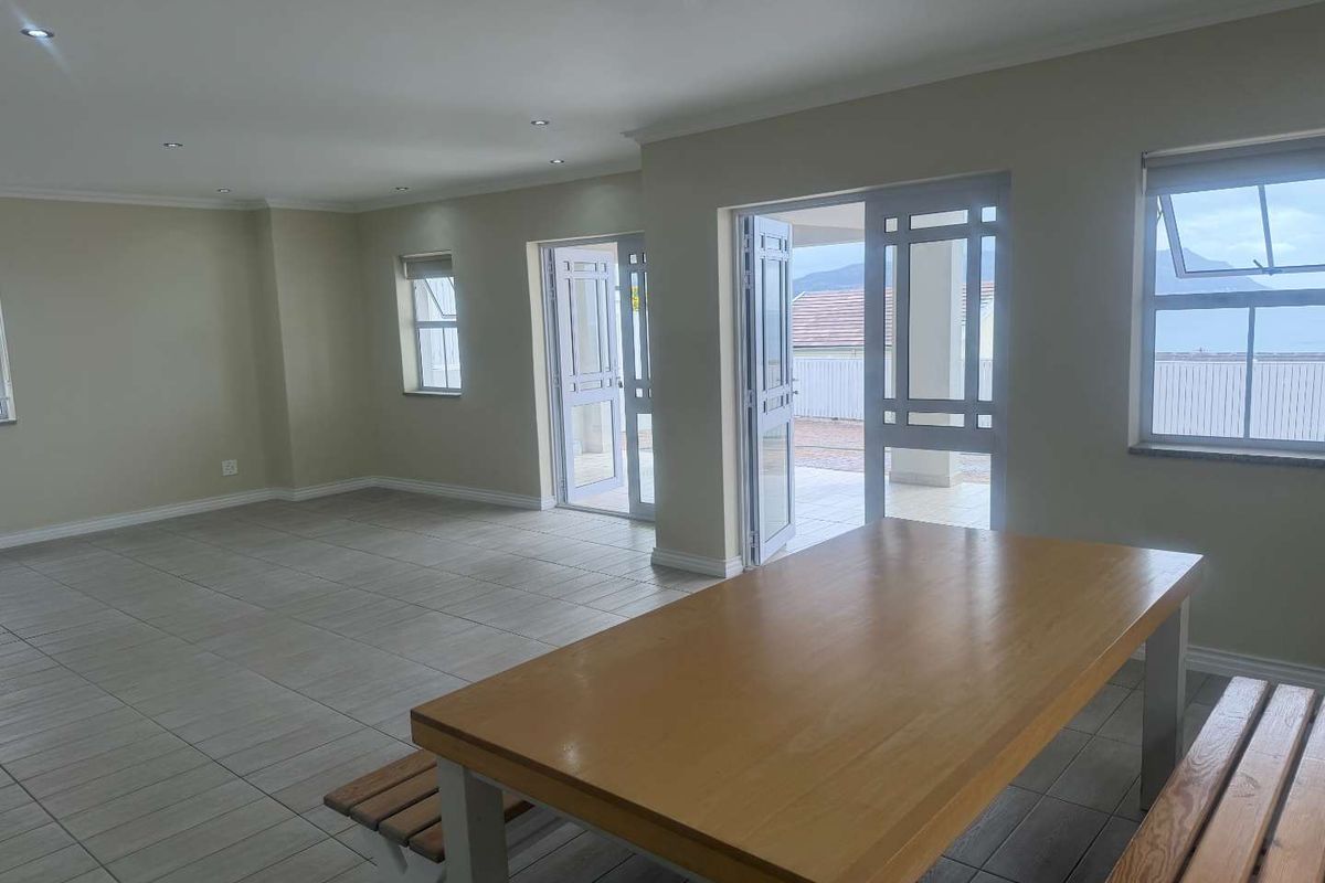 NEWLY RENOVATED DOUBLE STORY HOME IN SIMONS TOWN - Photo 5