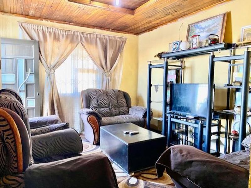 3 Bedroom Home with 2 Flatlets in Philippi East - Photo 4