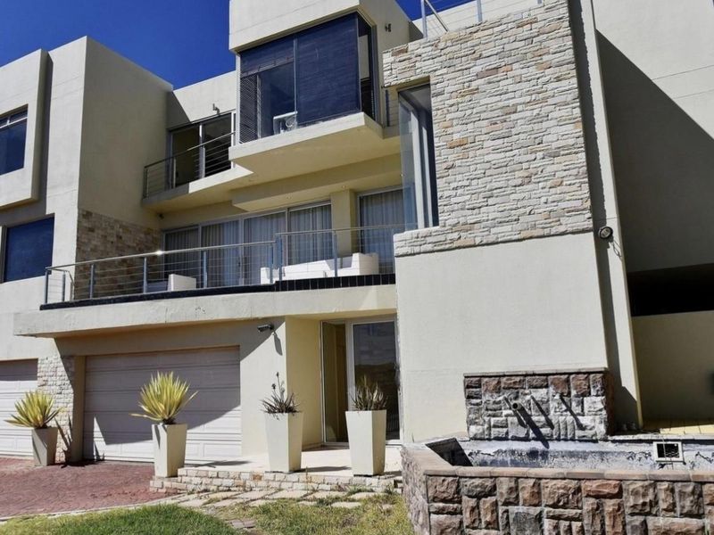 Discover this exceptional 949 sqm home set on1338 sqm erf in sought-after Ludwisdorf. - Photo 2