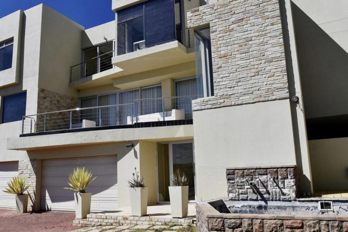 Discover this exceptional 949 sqm home set on1338 sqm erf in sought-after Ludwisdorf. - Photo 2