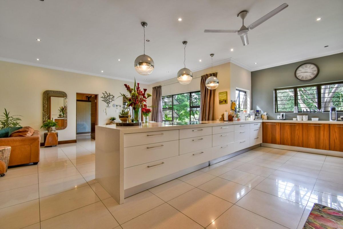 MASTERPIECE FAMILY HOME IN OLD FAERIE GLEN - Photo 2