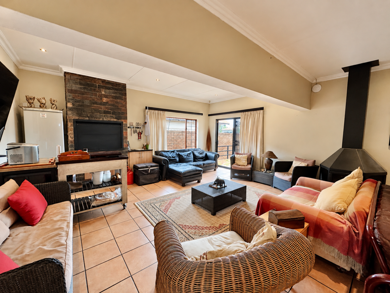 LOOK AGAIN — IMMACULATE FAMILY HOME IN SOUGHT-AFTER AERORAND - Photo 8