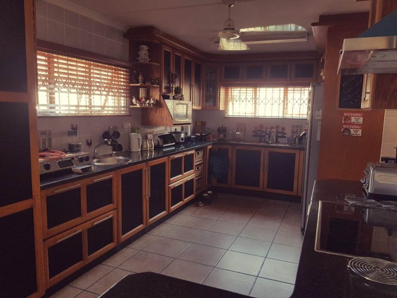 Spacious Six-Bedroom Family Home with Pool and Granny-Flat - Photo 3