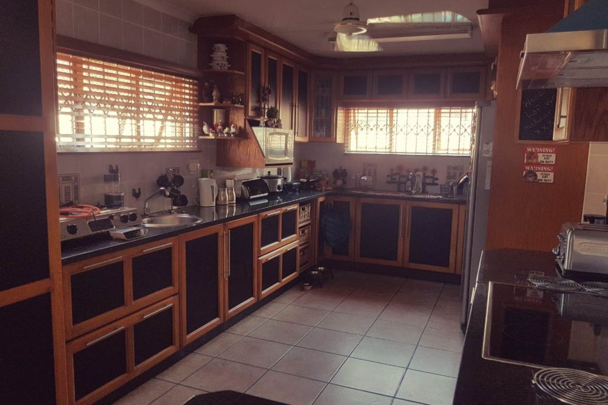 Spacious Six-Bedroom Family Home with Pool and Granny-Flat - Photo 3