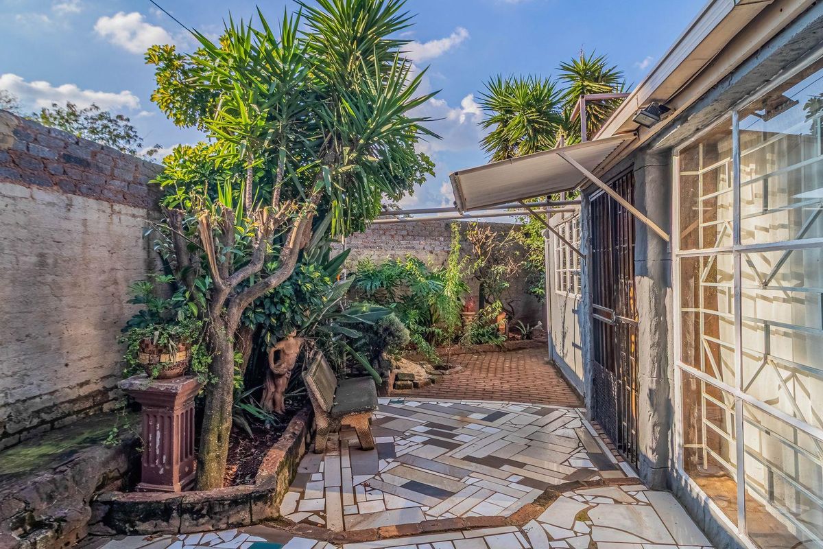 “Secure Corner Living with Space for the Whole Family!”3-Bedroom Home + 2-Bedroom Flatlet | Pool, Entertainment & Parking for 4 Cars - Photo 3