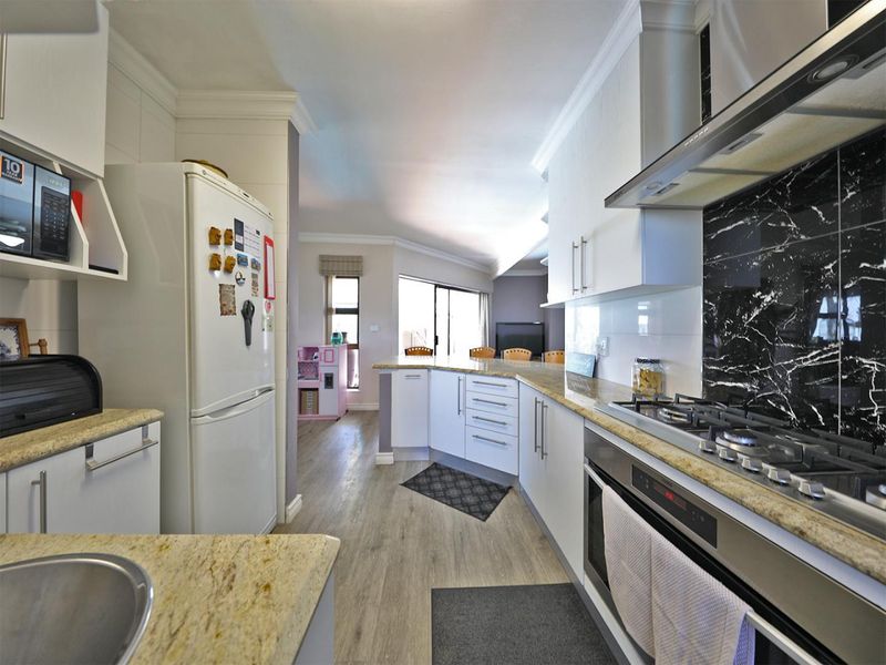 4 Bedroom family home for sale in Plattekloof. - Photo 3