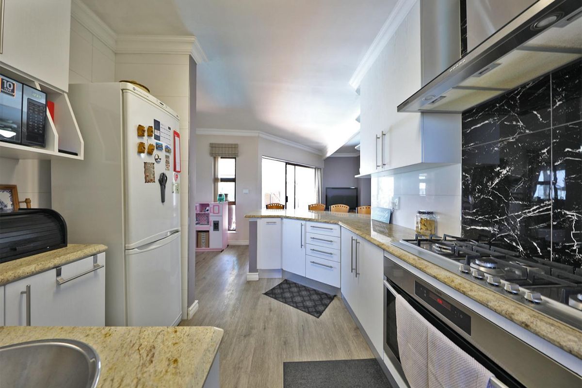 4 Bedroom family home for sale in Plattekloof. - Photo 3