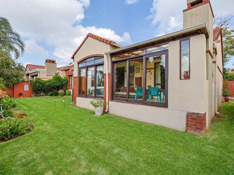 SPACIOUS FAMILY HOME | PET FRIENDLY | SECURE ESTATE LIVING IN MORELETA PARK - Photo 2