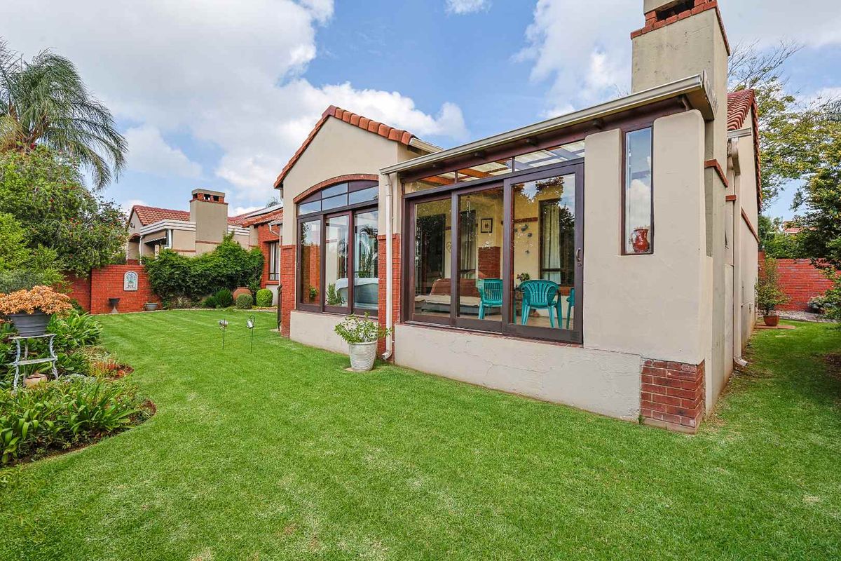 SPACIOUS FAMILY HOME | PET FRIENDLY | SECURE ESTATE LIVING IN MORELETA PARK - Photo 2