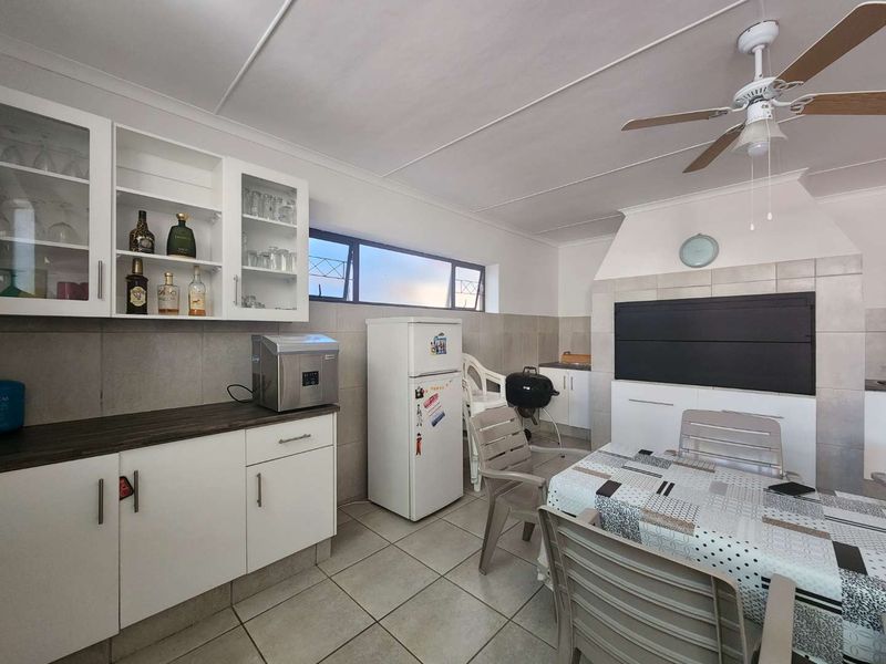 **5-Bedroom Holiday Home in Diaz Beach, Mossel Bay** - Photo 2