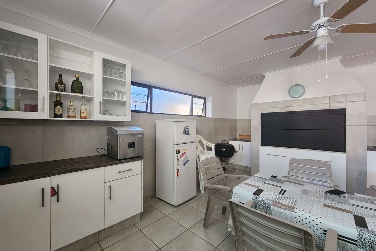 **5-Bedroom Holiday Home in Diaz Beach, Mossel Bay** - Photo 2