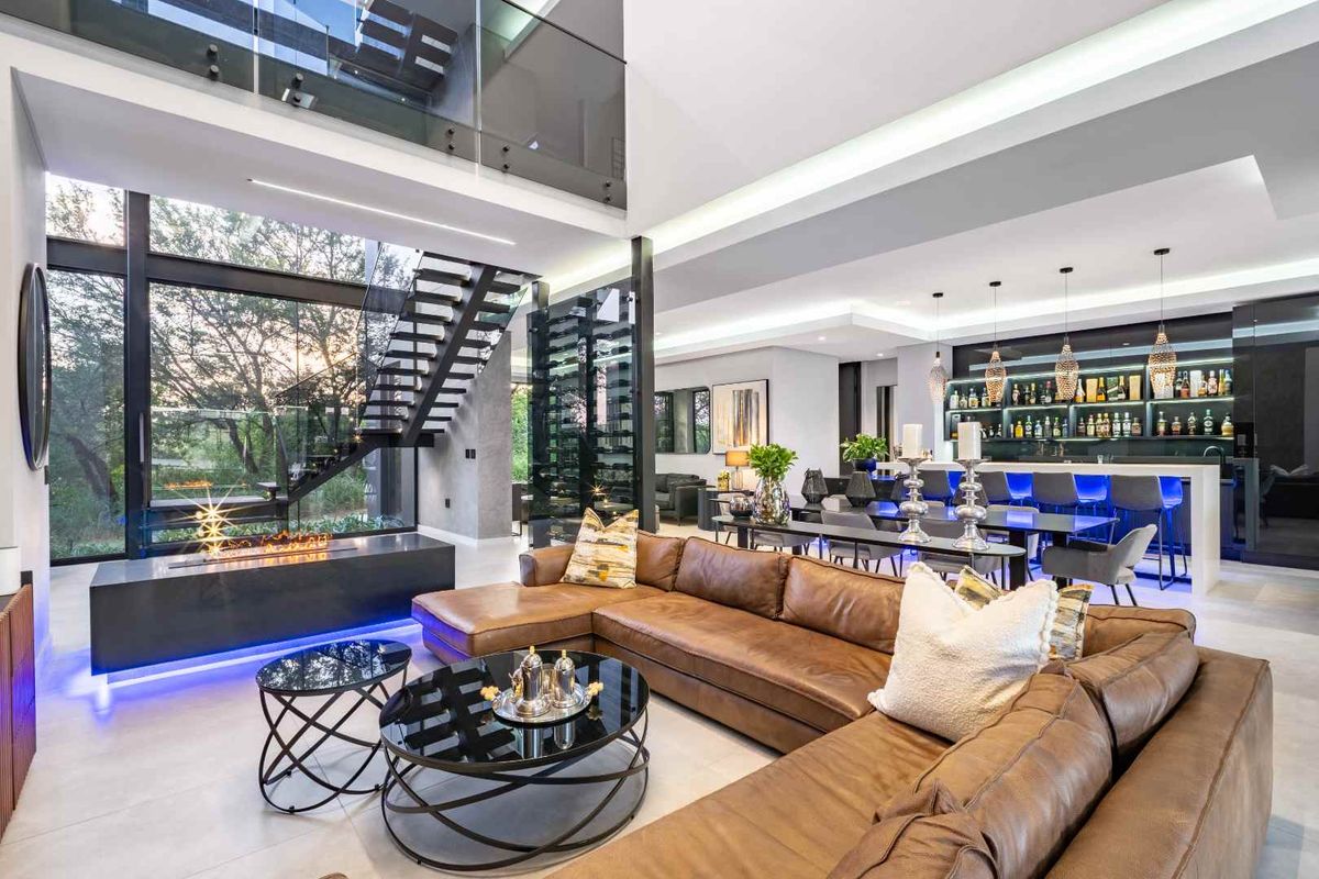 The "James Bond" Residence of Steyn City: A Masterpiece in Glass & Gloss - Photo 2