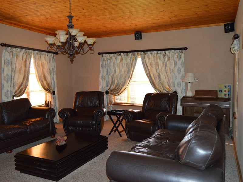 Well located family home close to Town, Hospital and School perfect for the extended family or for home office - Photo 7
