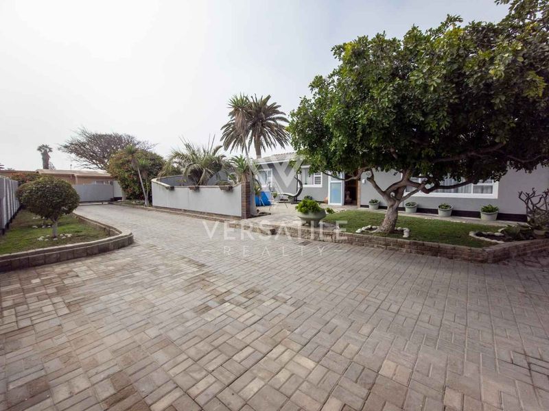 3 bedroom home with bachelor flat - Photo 3