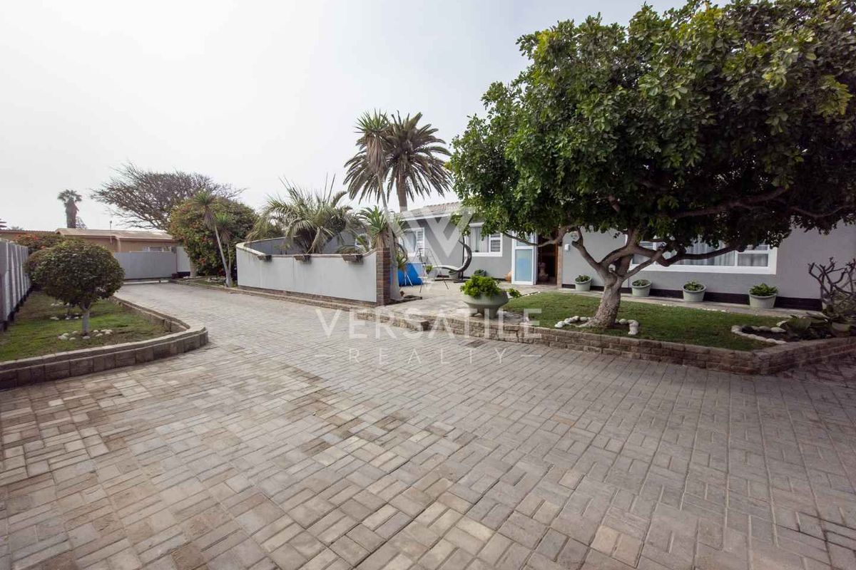 3 bedroom home with bachelor flat - Photo 3