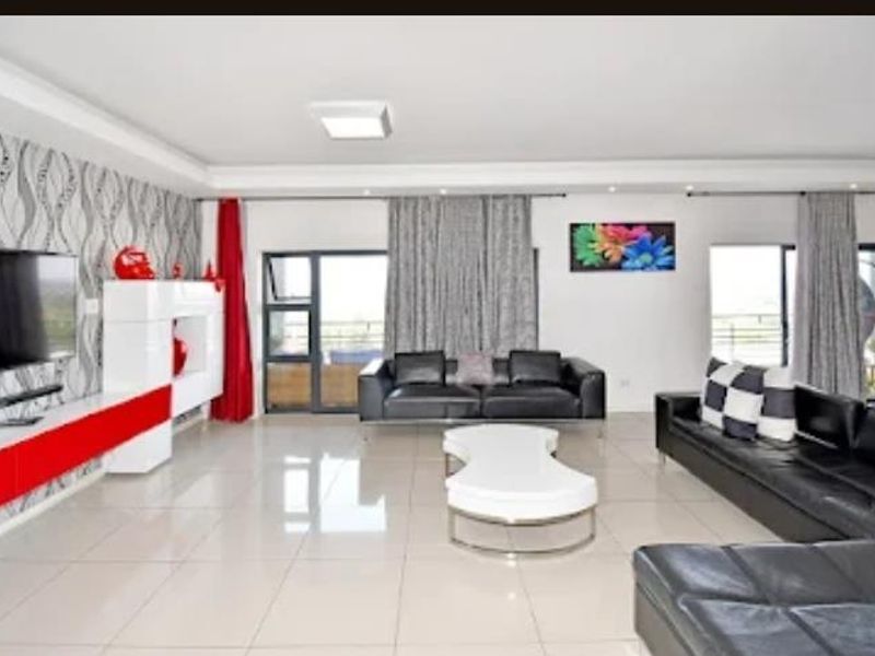 Three Bedroom Penthouse apartment with sensational views - Photo 5