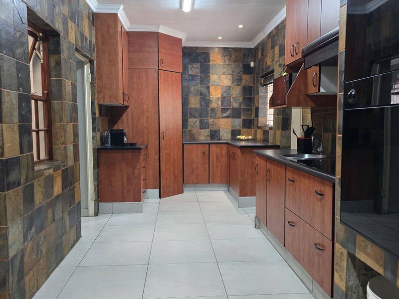 4 Bedroom House For Sale in Nimrod Park. - Photo 2