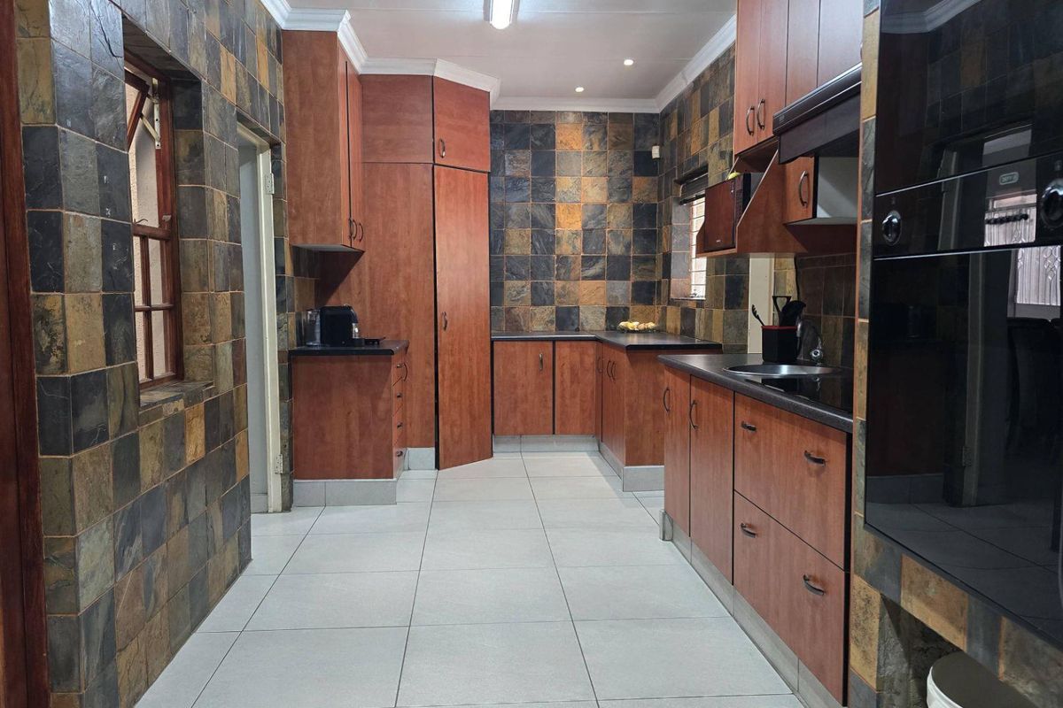 4 Bedroom House For Sale in Nimrod Park. - Photo 2